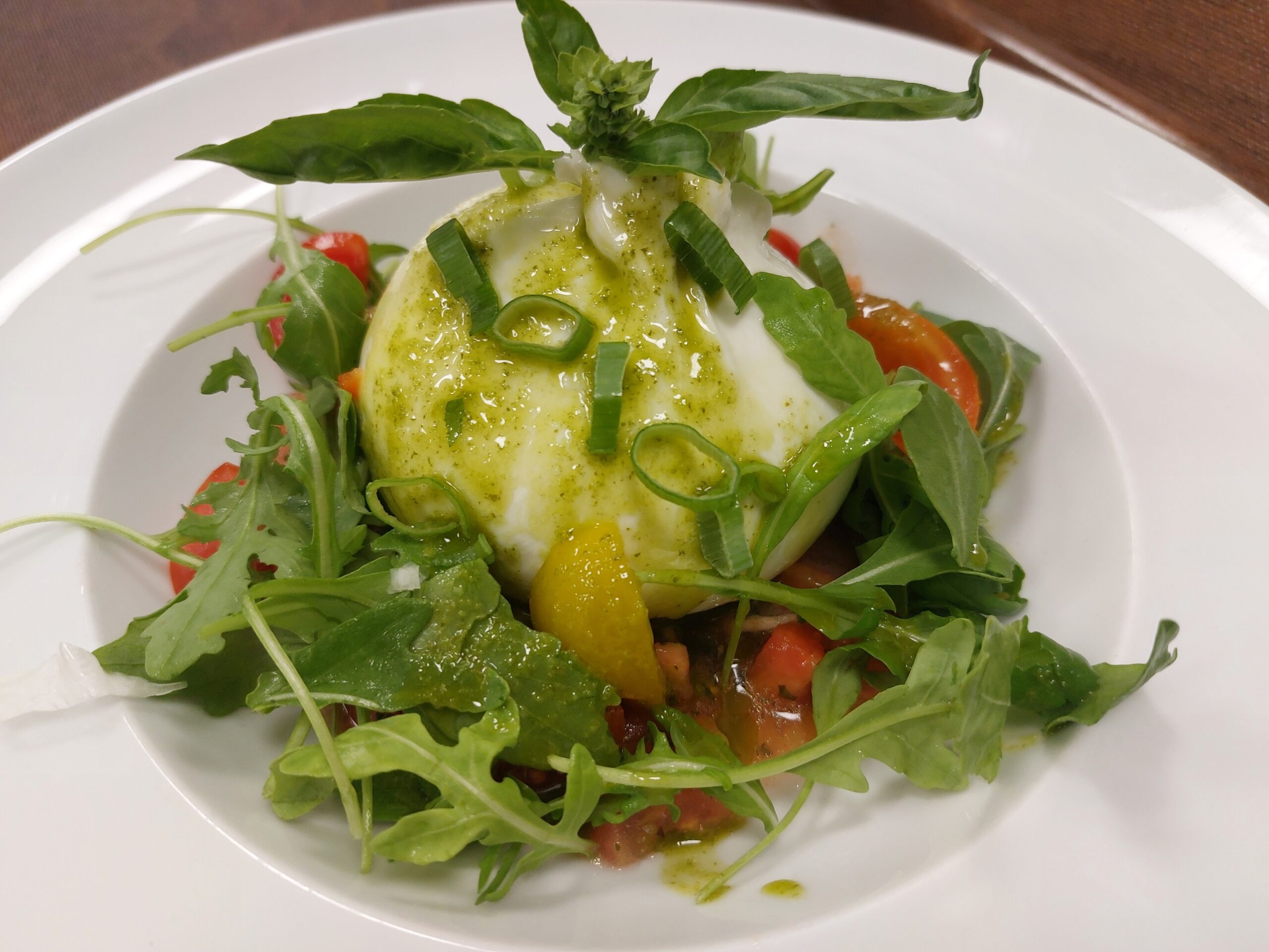 Burrata auf würzigen Paradeiser